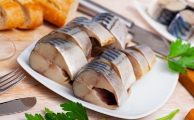 Скумбрия получается идеальной за сутки: сухой посол, который упрощает жизнь