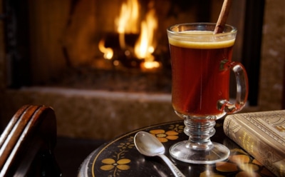Этот сбитень заменяет кофе и глинтвейн сразу: бодрящий зимний напиток по старинному рецепту