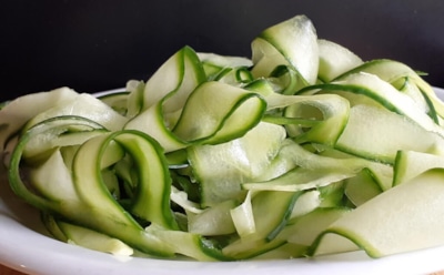 Огурцы заиграли по-новому и дерзко: необычная лапша с апельсином и имбирем для свежего вкуса