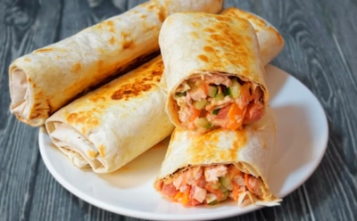 Фастфуд, за который не стыдно: простая домашняя шаурма с горячей начинкой и ароматным соусом