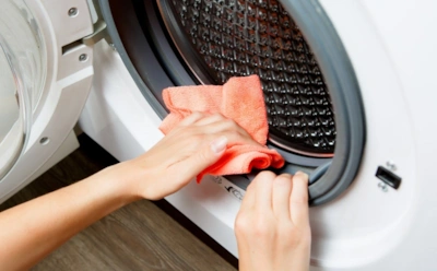 Стиралка снова свежая и чистая: чем реально убрать плесень без лишних трат