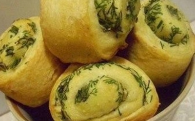 Не пампушки, но эффект сильнее: мягкие булочки со сметаной и травами к первому блюду