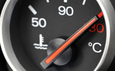 Стрелка температуры уходит в красную зону: когда печка реально спасает двигатель, а когда только вредит