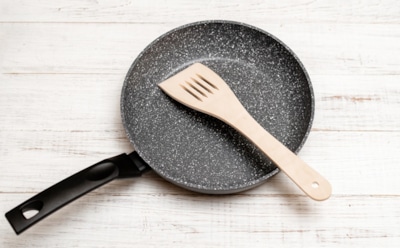 Сковороду хотели уже выбросить — да только зря: этот простой способ позволит убрать застарелый нагар за считаные минуты