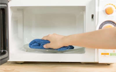 Запах из микроволновки исчезает за 10 минут: хитрый лайфхак для эффективного решения вонючей проблемы