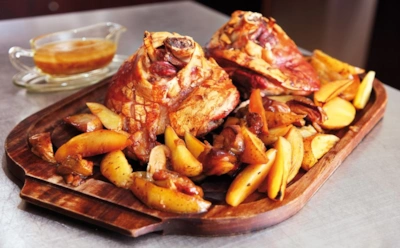 Одно блюдо — полный стол восторгов: эта рулька с картошкой всегда выигрывает