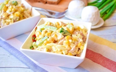 Не варят, а запекают — и это решает все: салат с курицей, который вкуснее привычных