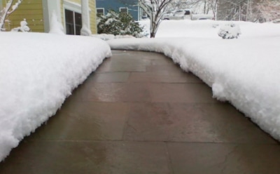 Снег становится рыхлым сам: чем поливают дорожки опытные хозяева зимой