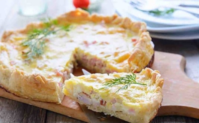 Выпечка выходит на новый уровень: творожный тарт с ветчиной и зеленью становится звездой трапезы
