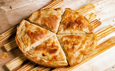 Когда сыр становится искусством: тиропита превращает простые продукты в хрустящий греческий шедевр