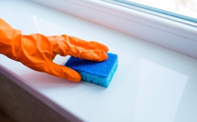 Бытовой лайфхак, который работает каждый раз: подоконник снова белый благодаря мягкому абразиву