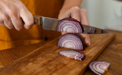 Праздник обойдется без рыданий: как резать горы лука, не обливаясь слезами