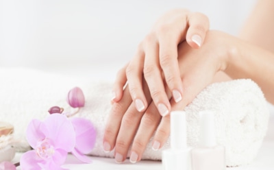 Крем не работает, кожа стянута: простой кухонный продукт придется кстати для восстановления рук