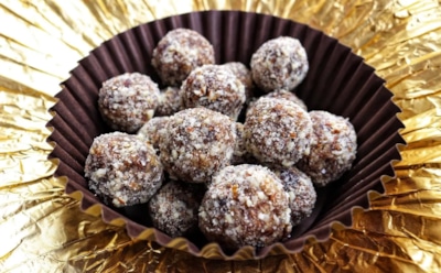 Новогодний десерт без выпечки и муки: имбирные конфеты с финиками и цитрусом — идеальный выбор для праздника