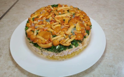 Если привычные салаты надоели окончательно — новая слоеная идея станет спасением для новогоднего стола