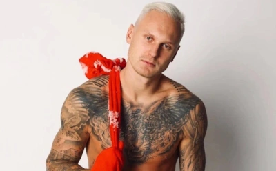 Мать Яниса Тиммы показала его могилу в первую годовщину смерти