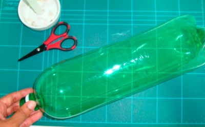 Большинство огородников режут бутылку неправильно: способ, который экономит место и нервы