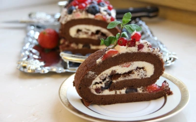 Шоколадный соблазн для новогоднего стола: этот рулет с нежным кремом исчезает, едва отзвучит первый тост