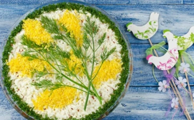 Новогодняя «Мимоза» без гор грязной посуды: как превратить салат в удобную закуску