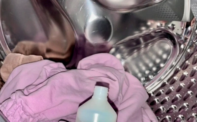 Пятна не ушли после первой стирки — делаем ход конем: усиливаем порошок доступным средством