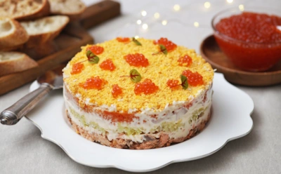 Гости ждут «Мимозу», а получают сюрприз: попробуйте слоеный салат с новым характером