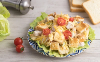 Не цезарь, но ничуть не хуже: салат с курицей и кремовой заправкой без лишних сложностей