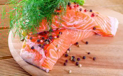 Семга, которая тает во рту на Новый год: попробуйте скандинавский способ засолки с коньяком и укропом