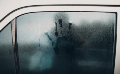 Утро начинается с тумана в салоне: простые приемы, которые убирают запотевшие стекла без лишних нервов