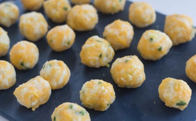 Ананас внутри — тропический акцент с первого укуса: эти аппетитные шарики в самый раз для новогоднего застолья