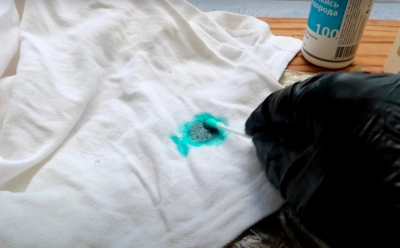 Зеленка кажется приговором для белых вещей — но этот простой способ растворяет пятно на глазах