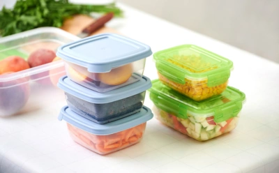 Контейнер больше не пахнет рыбой и луком: домашние хитрости, которые реально работают