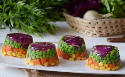 Заливное без мяса, но с эффектом кулинарного шедевра: превратите скучные овощи в новогодний хит