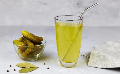 Рассол спасает не только после праздников: в чем польза соленой жидкости