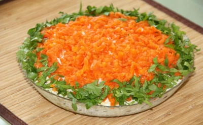 Копчености играют главную партию: приготовьте на Новый год салат «Изабелла» с ярким характером и хрустом