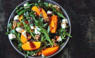 Оливье отдыхает — начинается праздник вкуса: этот новогодний салат с хурмой, фетой и грейпфрутом вам точно понравится