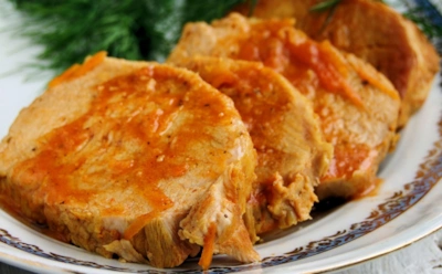 Сладко, остро и очень по-зимнему: свиная вырезка в мандариновом соусе — шикарный выбор для новогодней ночи