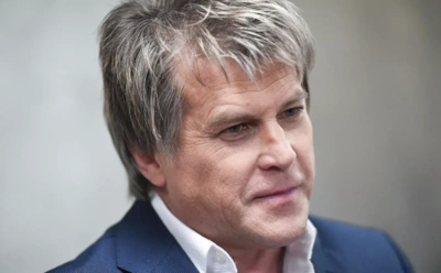 Пьяная женщина атаковала Алексея Глызина: дебош в самолете попал на видео