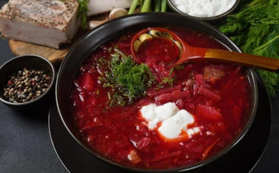 Борщ не готовят на глаз — только строгая последовательность действий превращает суп в густой и насыщенный: как добиться идеального вкуса