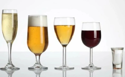 Ночью танцуем с бокалом — утром бегаем с тазиком: какие алкогольные сочетания в Новый год дадут самый тяжелый откат