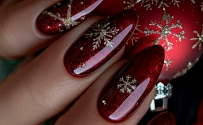 Маникюр к Новому году задает тон образу: какие детали понравятся Огненной Лошади