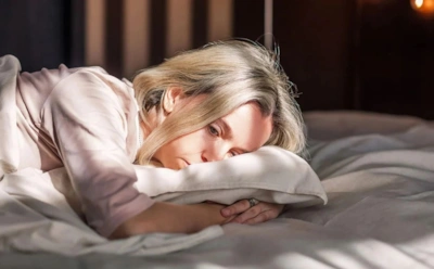 Привычная поза может навредить сильнее, чем кажется: для кого сон на животе особенно опасен