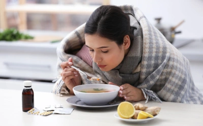 Еда как союзник, а не фон болезни: диетолог объяснил, что есть на разных стадиях ОРВИ