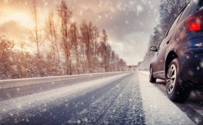 Зимой привычки за рулем приходится менять: простые приемы снижают риск на снегу и льду