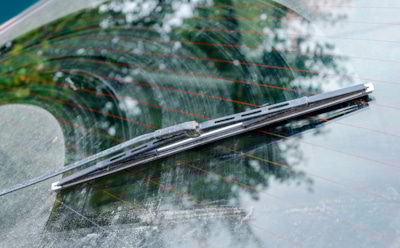 Лобовое стекло мутнеет на ходу: простой прием возвращает чистоту без замены деталей