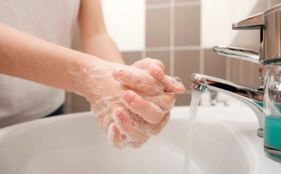 Частое мытье рук разрушает кожу: врач назвала главные ошибки гигиены