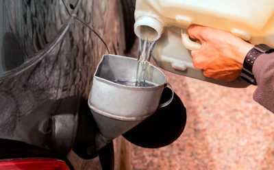 Мороз ударил, а в бензобаке вода: не вздумайте заливать ацетон — это ошибка