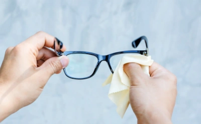 Чтобы очки не мутнели и не пылились: купите этот дешевый аптечный флакон — и вы удивитесь