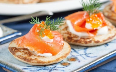 Изящные мини-блинчики с семгой: нежная рыбка и нежнейший крем — лучший дуэт