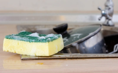 Губка для посуды прослужит втрое дольше: эти способы убьют микробы и запах