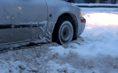 Как вытащить машину из сугроба: 3 действительно полезных способа